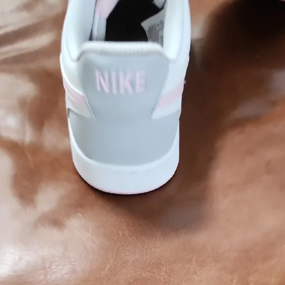 Nike Women's Sneakers in Gray and Pink - Picture 6 of 9